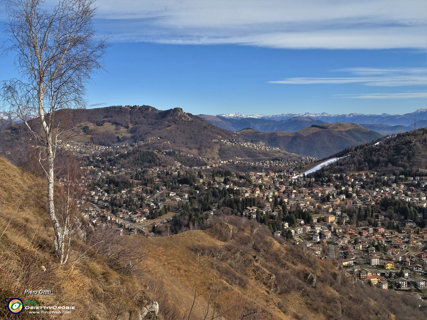 53 Sempre bella la vista su altopiano Selvino-Aviatico, Cornagera-Poieto ed oltre.JPG